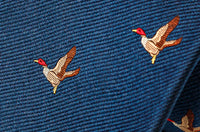 zoom sur la cravate chasse soi motif canard volant bleu marine