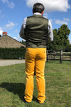 Homme qui porte un pantalon en velours côtelé jaune