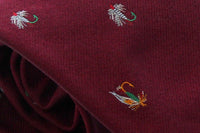 zoom sur la cravate chasse couleur bordeaux motif pêche à la ligne