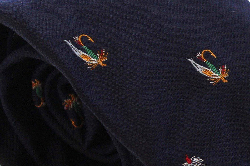 zoom sur le motif de la cravate pêche à la mouche de couleur bleu marine