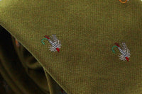 Zoom sur la  cravate verte en soie motif pêche à la mouche