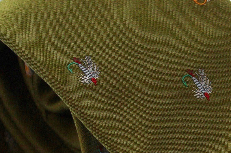 Zoom sur la  cravate verte en soie motif pêche à la mouche