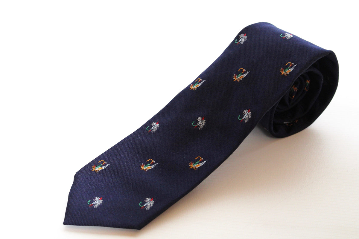 cravate en soie motif pêche à la mouche couleur bleu marine