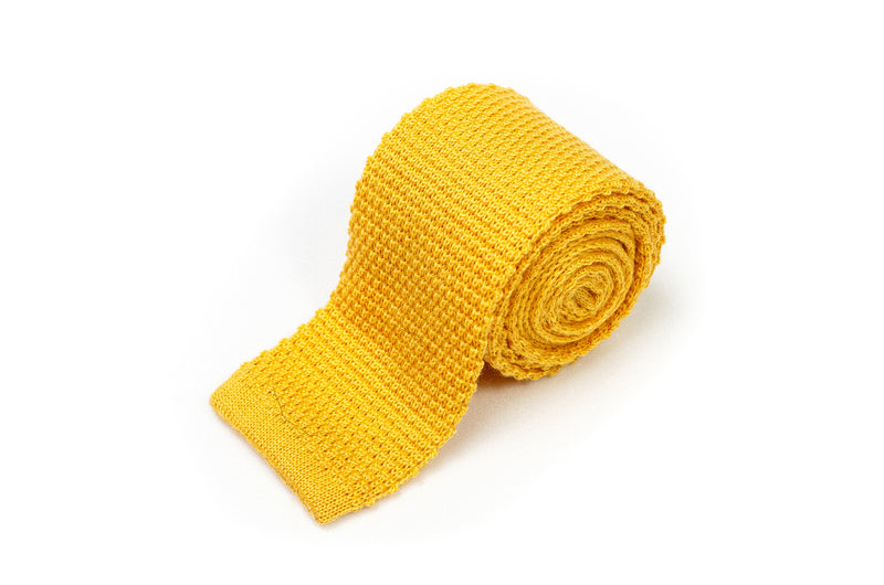 Cravate en laine tricotée moutarde