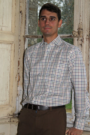Jeune homme qui porte une chemise 100% coton avec des traits marron vert bleu  Modifier le texte alternatif
