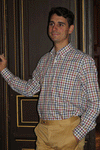 Jeune homme qui porte une chemise à col boutonné à carreaux vichy 100% coton sergé de couleur bleu, kaki, rouille et moutarde