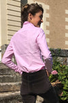 Jeune femme qui porte un chemisier rose cintré, à col anglais, 100% coton