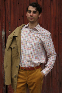 Jeune homme qui porte une chemise à carreaux Tattersall Chasse Marron rouge moutarde