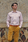 Jeune homme qui porte une chemise à carreaux Tattersall Chasse Marron rouge moutarde