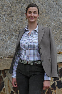 Jeune femme qui porte une Chemise à carreaux Tattersall femme vert bleu marron