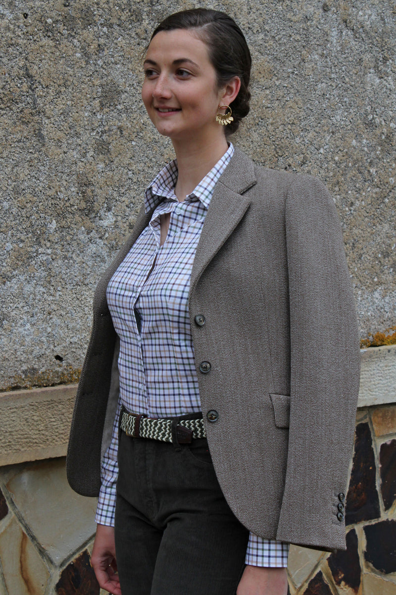 Jeune femme qui porte une Chemise à carreaux Tattersall femme vert bleu marron