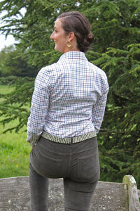 Jeune femme qui porte une Chemise à carreaux Tattersall femme vert bleu marron