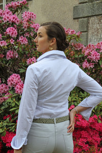 Jeune femme qui porte une Chemise à carreaux bleu / blanc femme