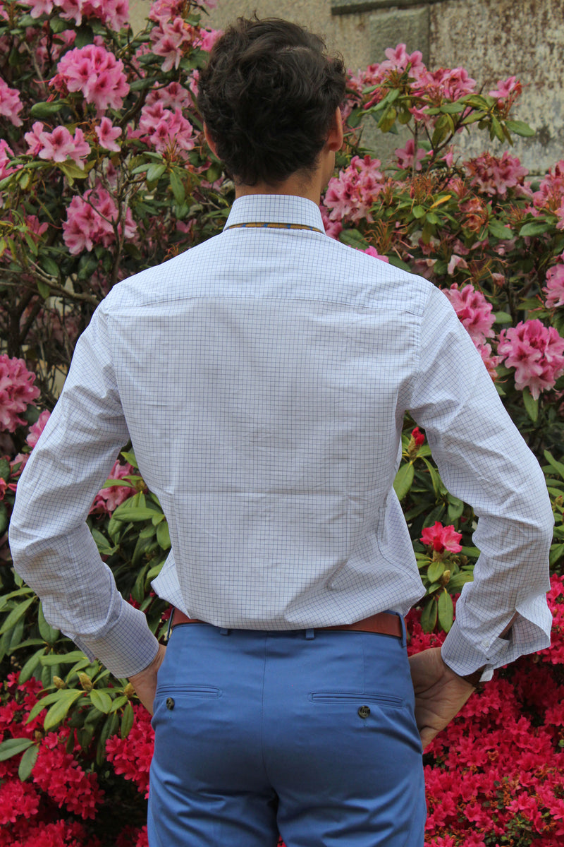 Jeune homme qui porte une Chemise à petits carreaux homme bleu/blanc