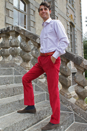 Jeune homme qui porte une chemise à carreaux rouge/blanc