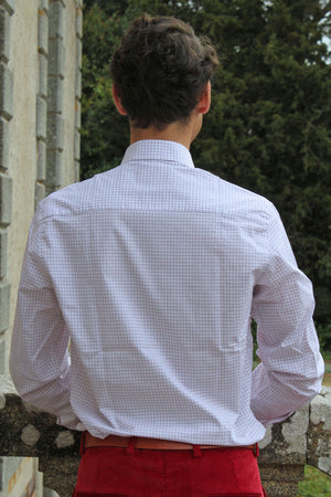 Jeune homme qui porte une chemise à carreaux rouge/blanc