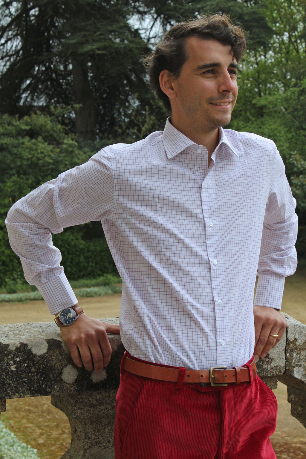 Jeune homme qui porte une chemise à carreaux rouge/blanc