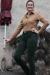 Jeune femme qui porte une chemise cintrée en coton brossé avec des motifs pied de poules de couleur marron châtaigne