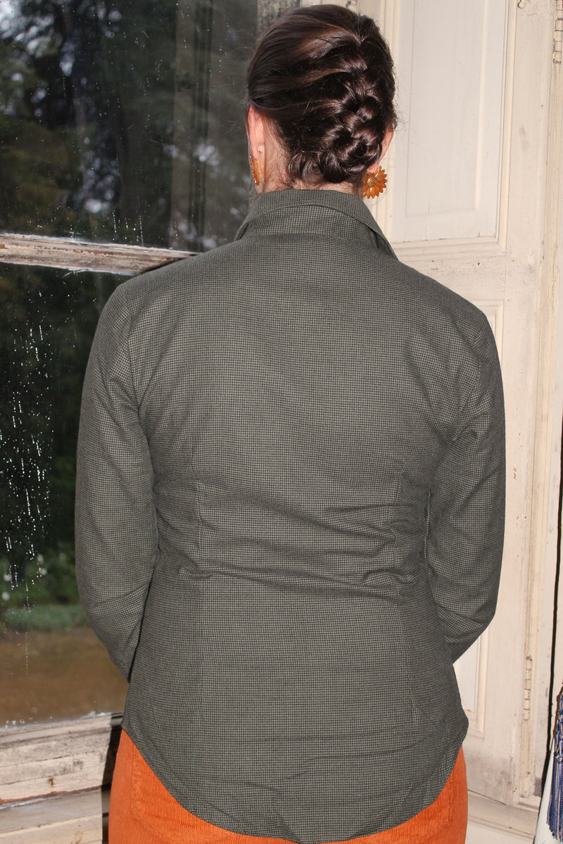 Jeune femme qui porte une chemise cintré en coton flanelle vert forêt avec des petits motifs pied de poules