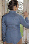  Jeune femme qui porte une chemise cintrée en coton de couleur bleu céramique avec des petits pois blanc