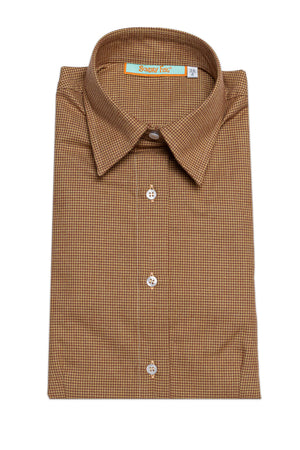 Photo studio chemise cintrée en coton brossé avec des motifs pied de poules de couleur marron châtaigne
