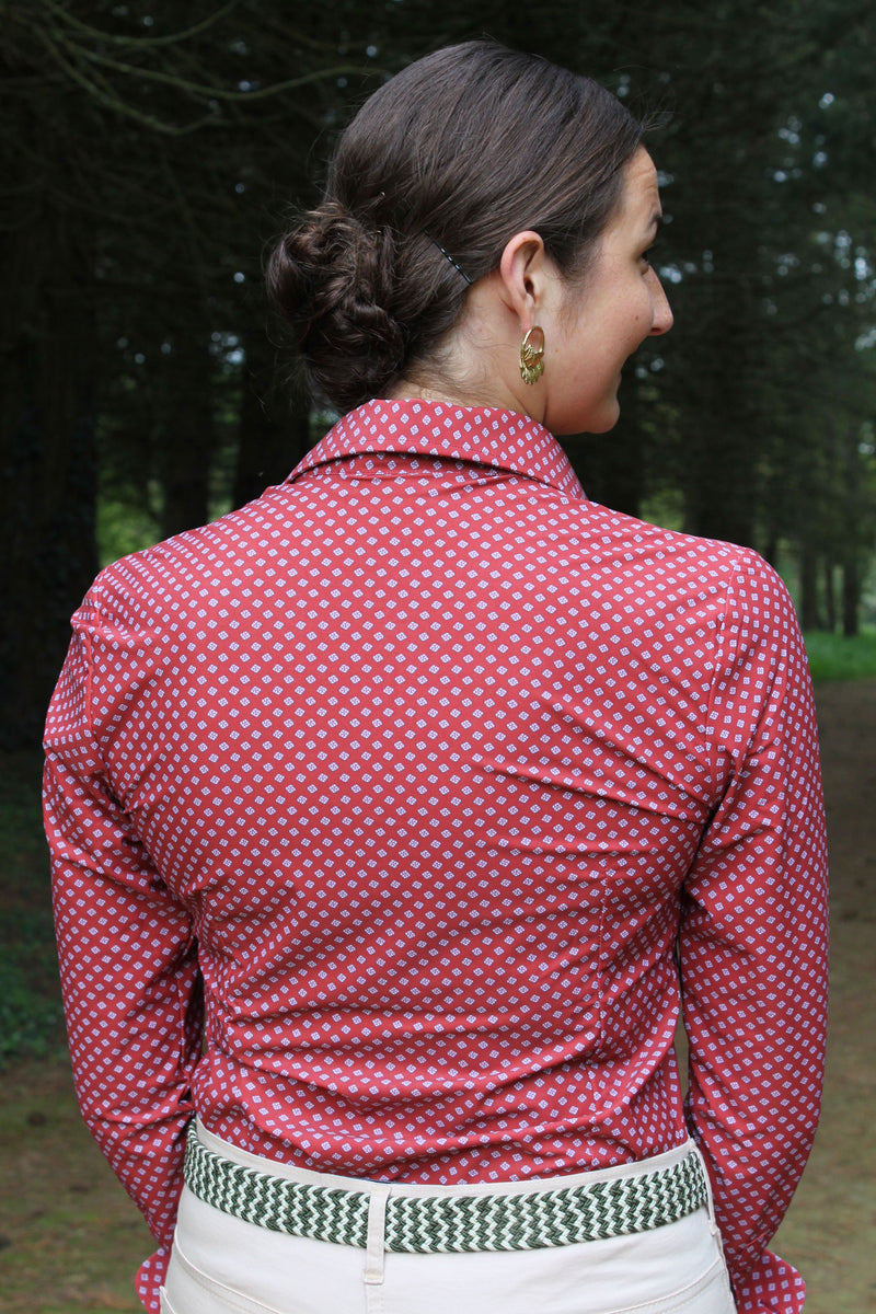 Jeune femme qui porte une chemise rouge à motif jacquard