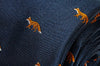 zoom sur la cravate chasse soie motif renard courant de couleur bleu marine