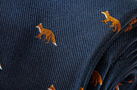 zoom sur la cravate chasse soie motif renard courant de couleur bleu marine