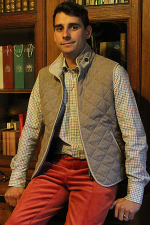 Jeune homme qui porte un gilet sans manche en laine matelassé chevron marron