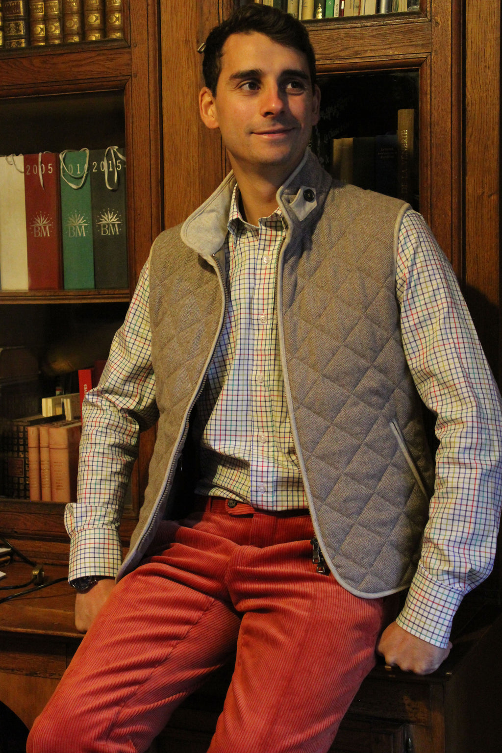   Jeune homme qui porte un gilet sans manche en laine matelassé chevron marron