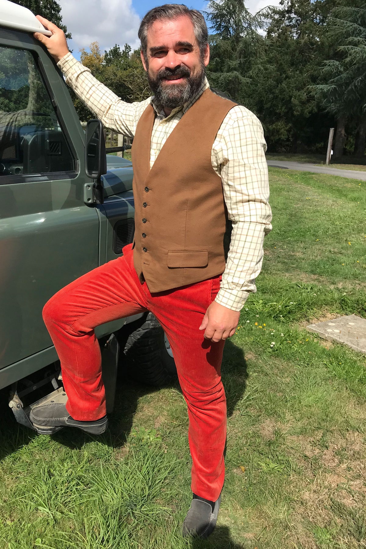 Homme qui porte un gilet style vènerie moleskin couleur café