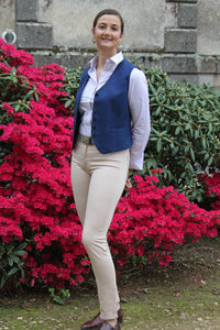 Jeune femme qui porte un gilet tailleur en tweed de couleur bleu encre 