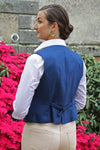 Jeune femme qui porte un gilet tailleur en tweed de couleur bleu encre