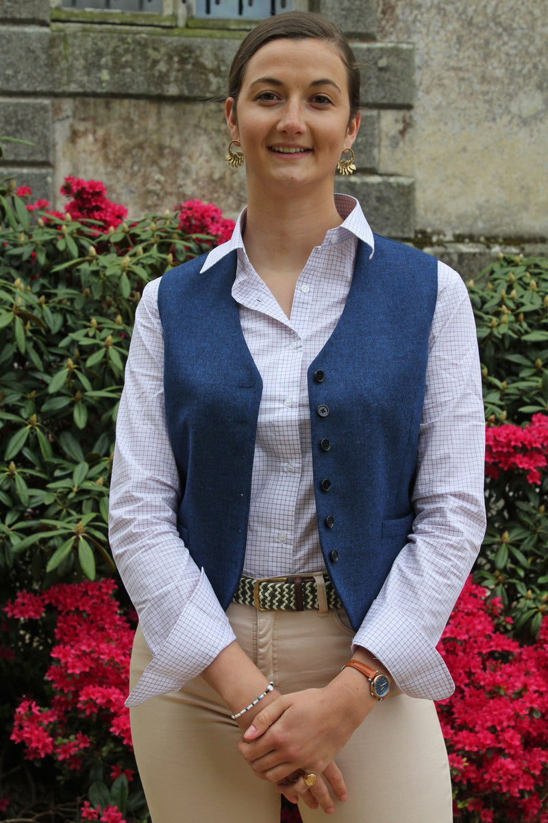 Jeune femme qui porte un gilet tailleur en tweed de couleur bleu encre