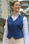 Jeune femme qui porte un gilet tailleur en tweed de couleur bleu encre