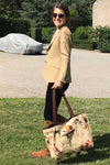 Jeune femme qui porte un grand sac cabas Saint Hubert