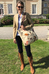 Jeune femme qui porte un  grand sac cabas Saint Hubert