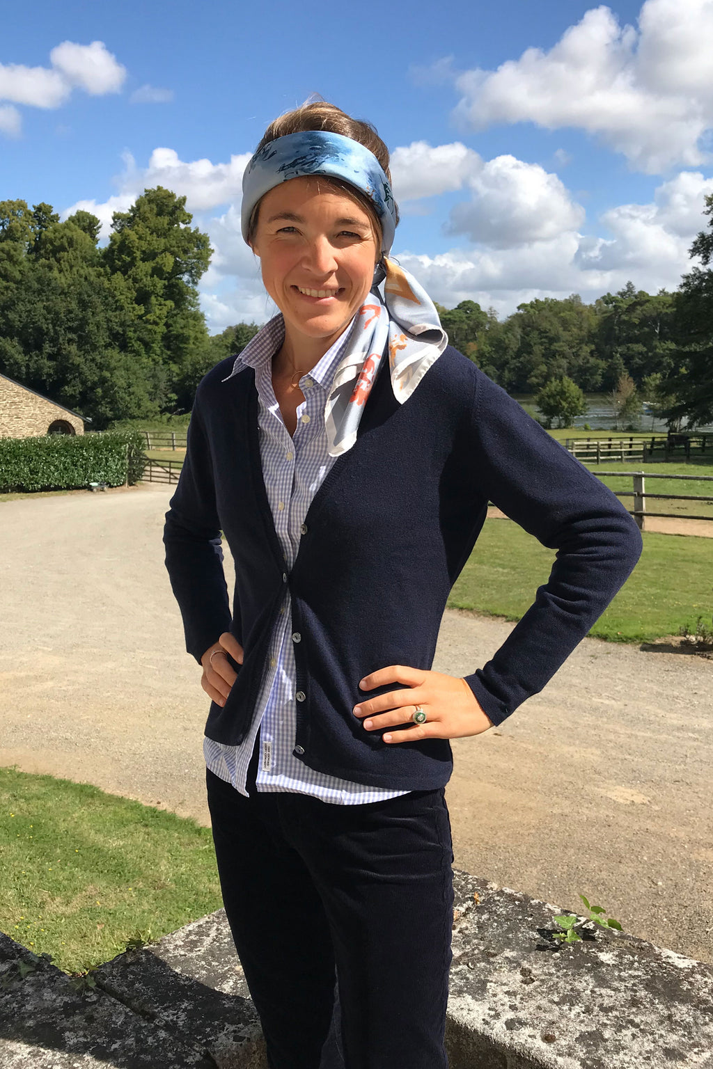 Jeune femme qui porte un gilet en cachemire bleu marine