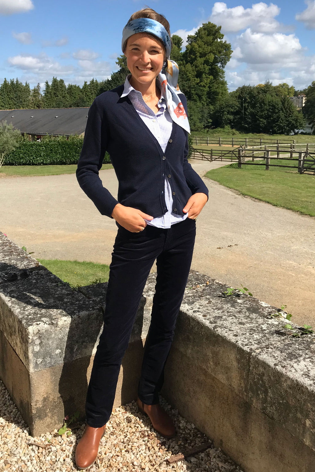 Jeune femme qui porte un gilet en cachemire bleu marine