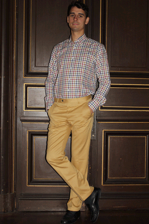 Jeune homme qui porte un pantalon chino  de couleur sable en 100% coton avec une coupe droite