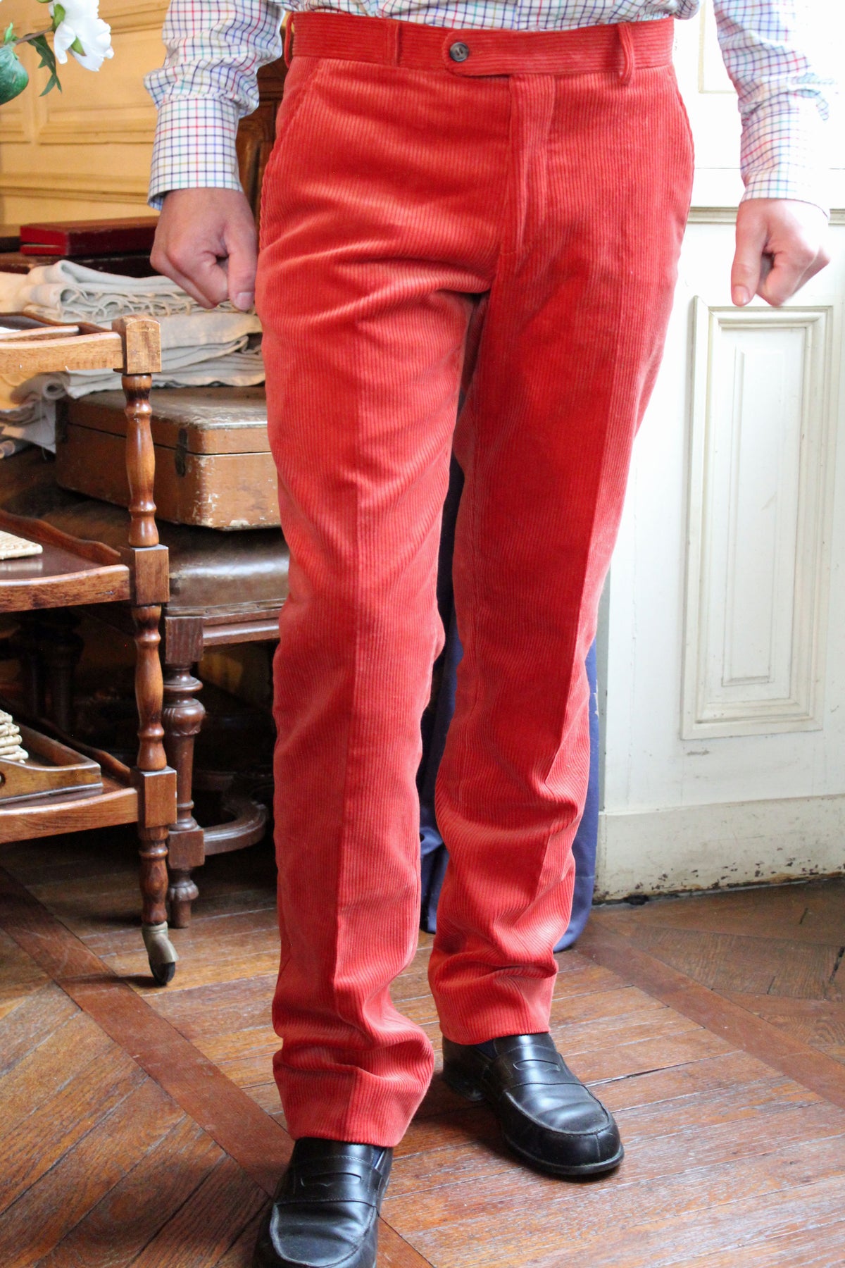 jeune homme qui porte un pantalon en velours côtelé couleur orange rouille