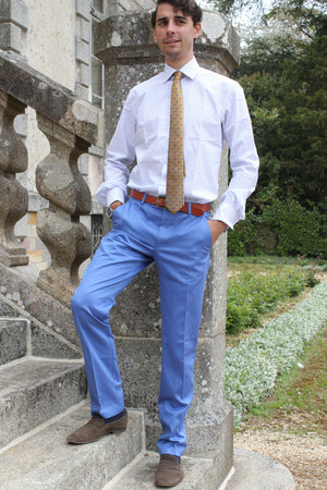Jeune homme qui porte un pantalon chino bleu ciel