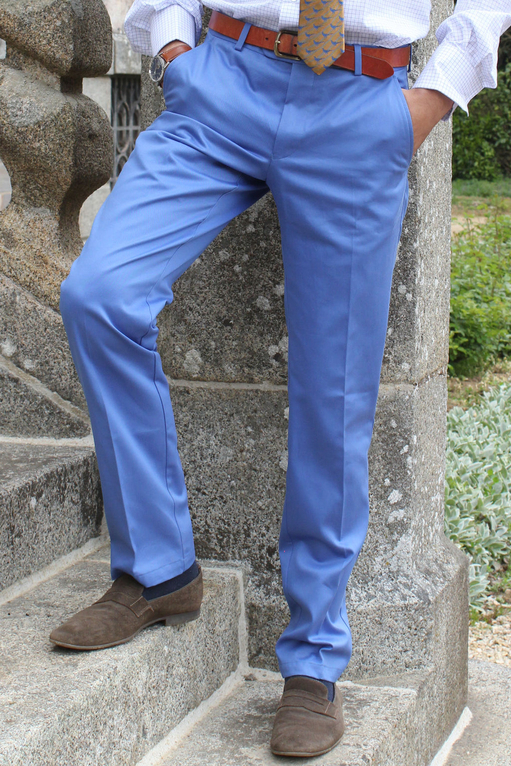 Jeune homme qui porte un pantalon chino bleu ciel