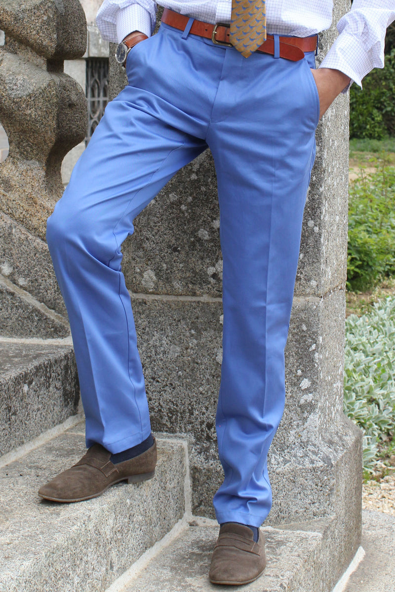 Photo studio pantalon chino homme bleu ciel