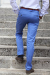 Jeune homme qui porte un pantalon chino bleu ciel