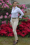 Jeune femme qui porte un pantalon en toile beige