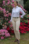 Jeune femme qui porte un pantalon en toile beige 