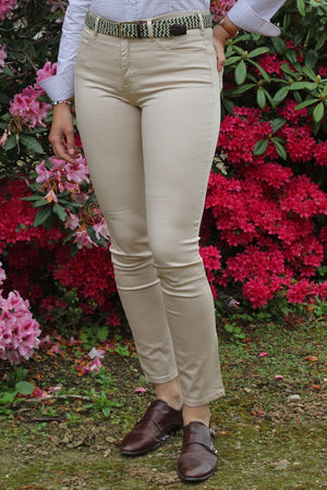 Jeune femme qui porte un pantalon en toile beige