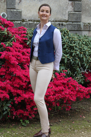 Jeune femme qui porte un pantalon en toile beige