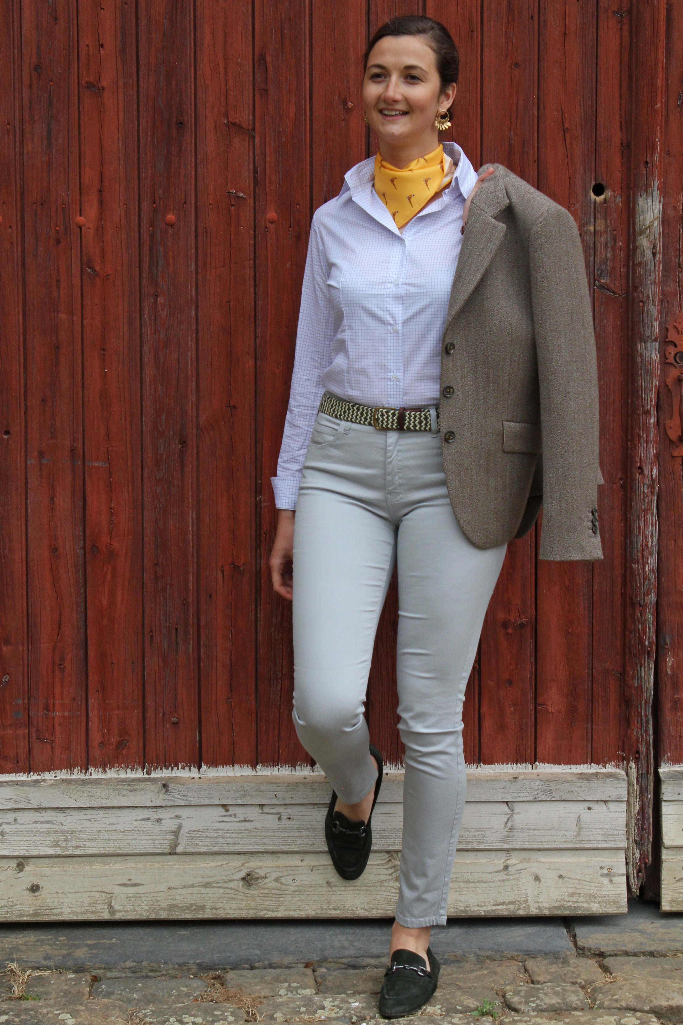 Jeune femme qui porte un pantalon en toile avec une coupe droite de couleur gris clair